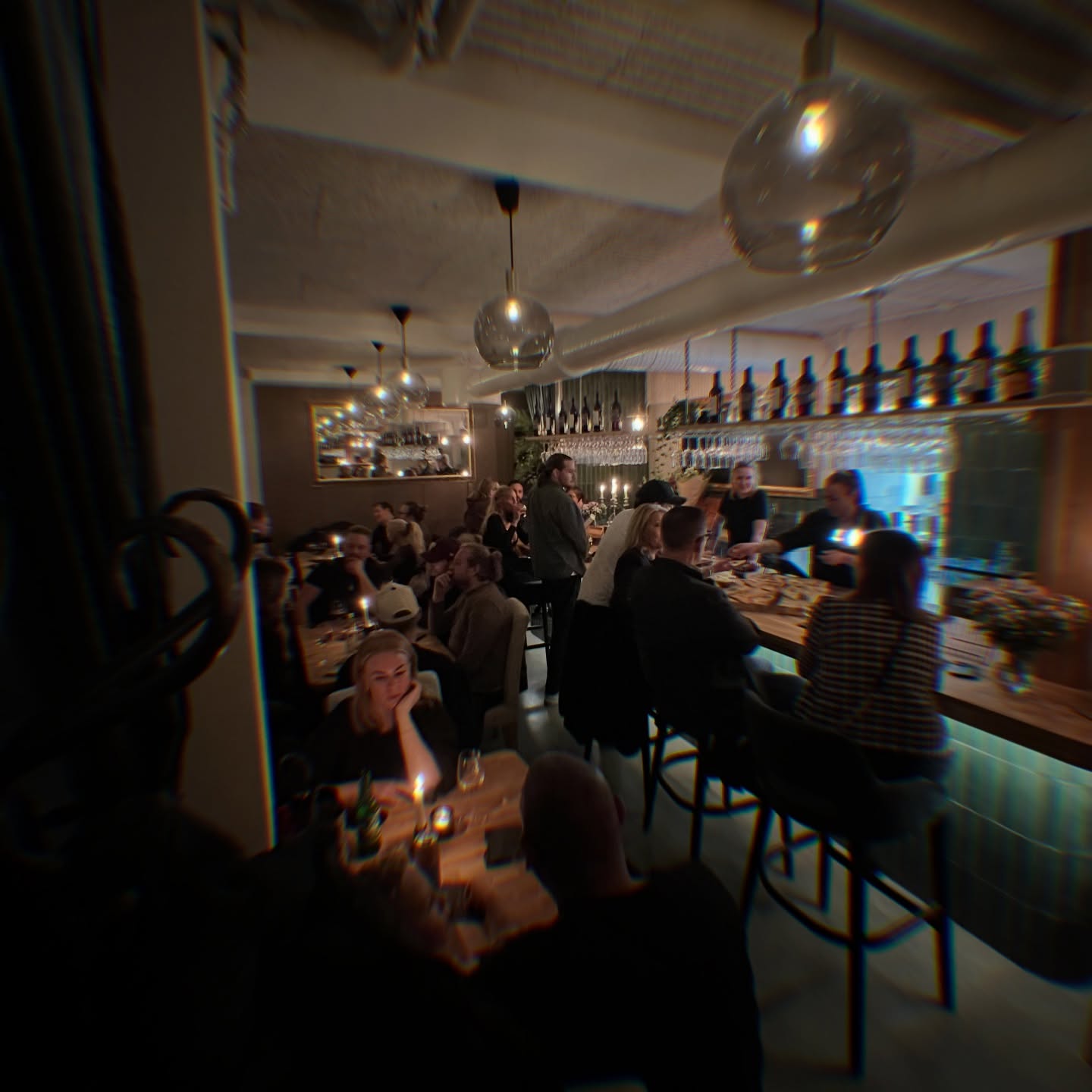 GÆST restaurangens interiör med stämningsfullt ljus